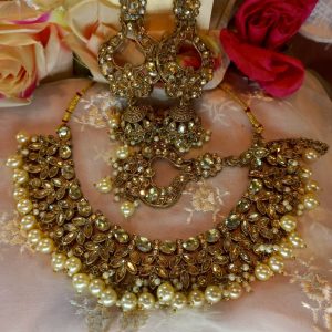 Light gold stoned crystal 
Choker set