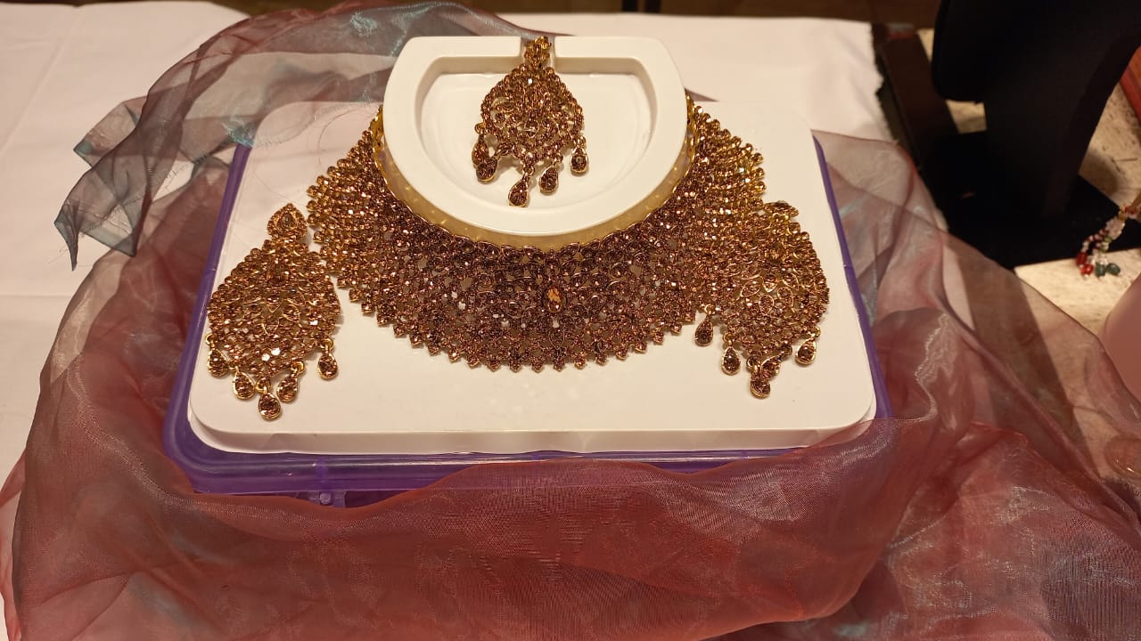 Crystal-choker-set-with-earrings-sir-bhandi-R599.jpeg Crystal choker set with earrings sir bhandi