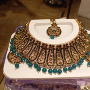Eastern Crystal Chocker