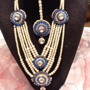 Pearl set in blue
