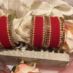 Velvet bangles per hand