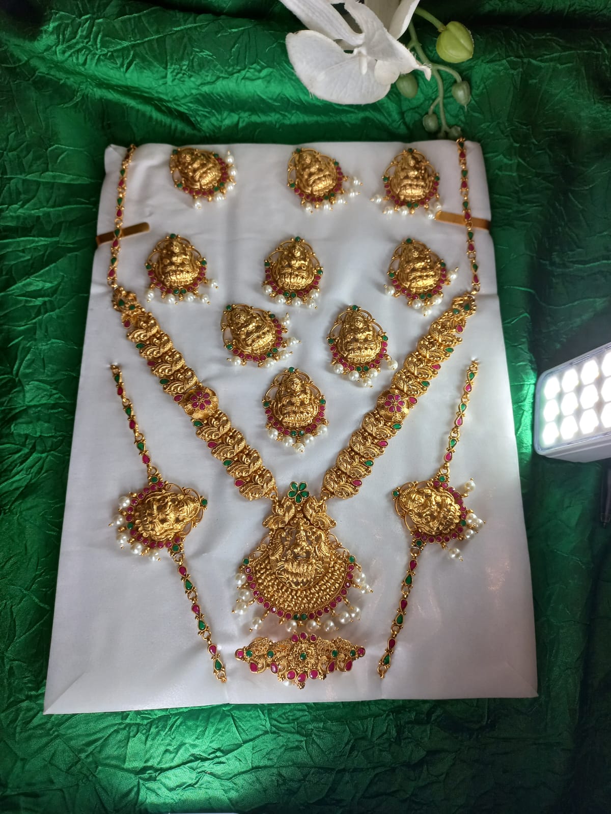 WhatsApp-Image-2023-05-02-at-21.06.05-2.jpeg Temple bridal set - Image 3