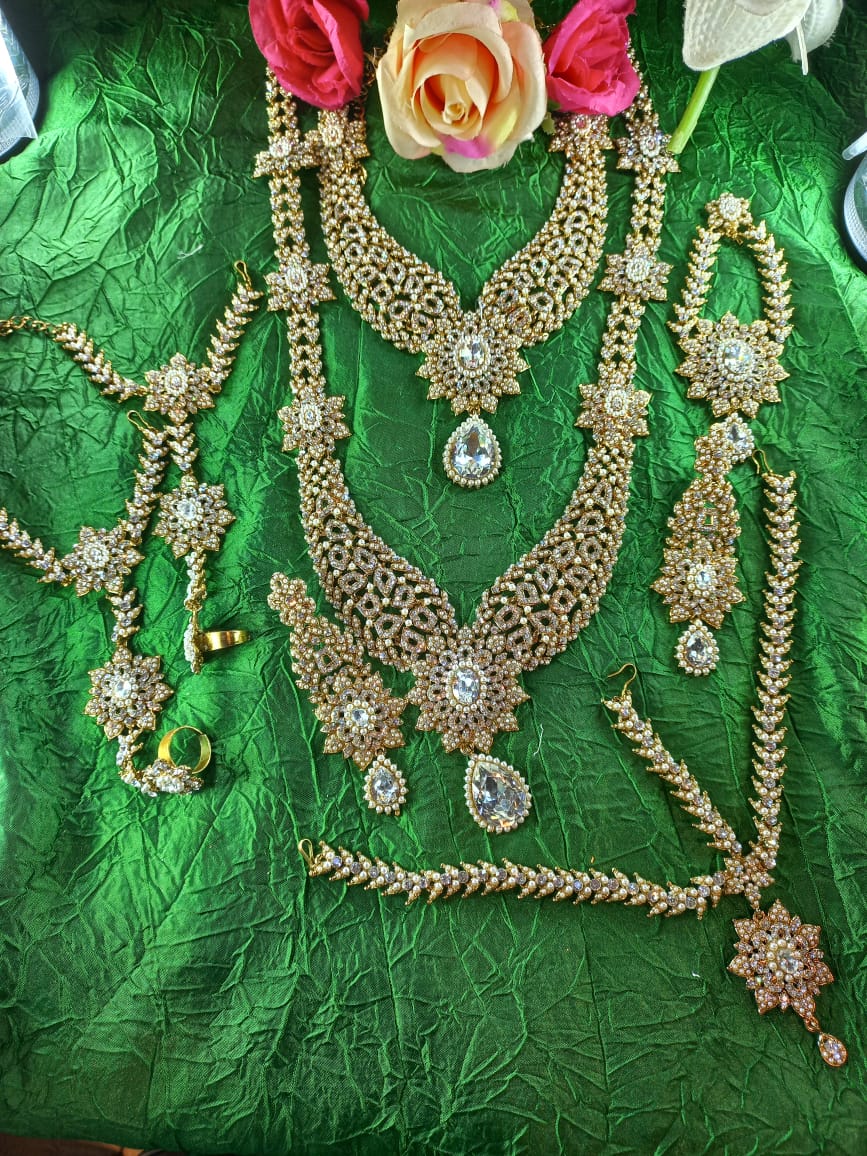 WhatsApp-Image-2023-08-21-at-20.20.19.jpeg Antique gold bridal jewellery set